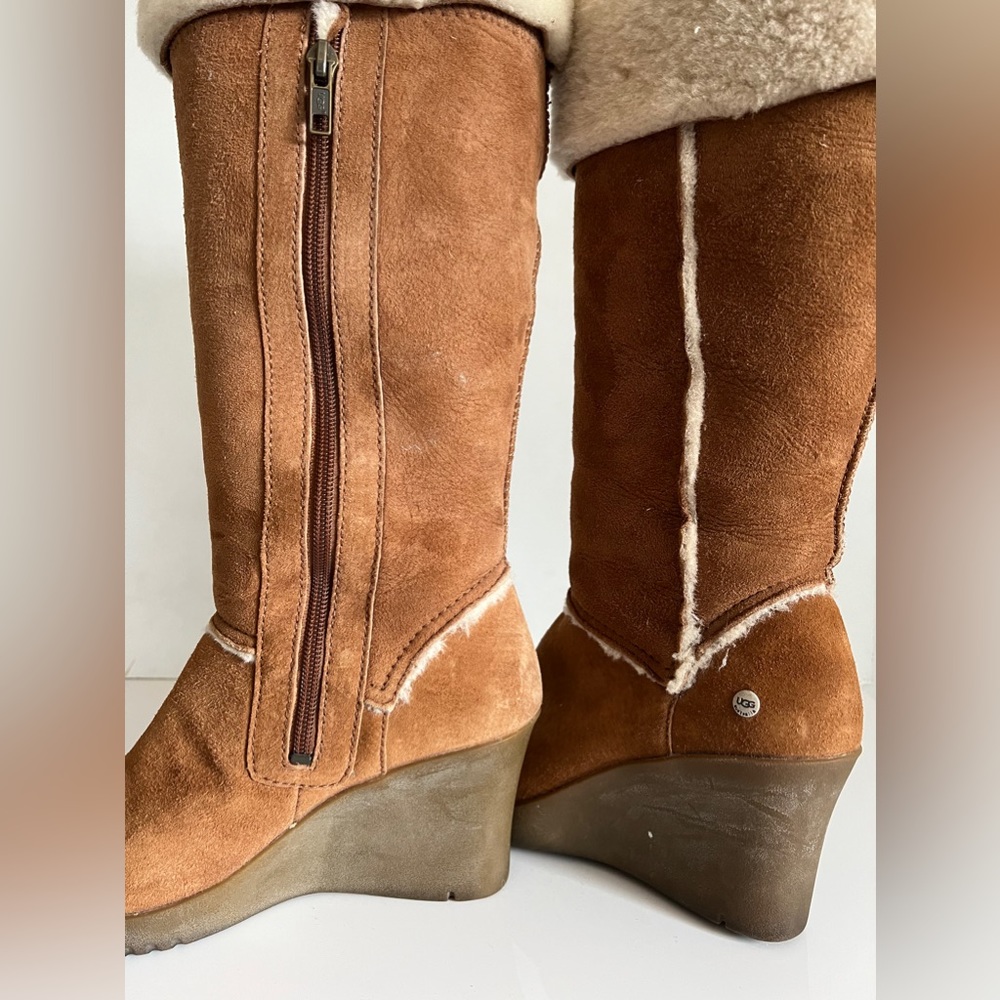 UGGS SIZE 8 - Picture 6 of 6